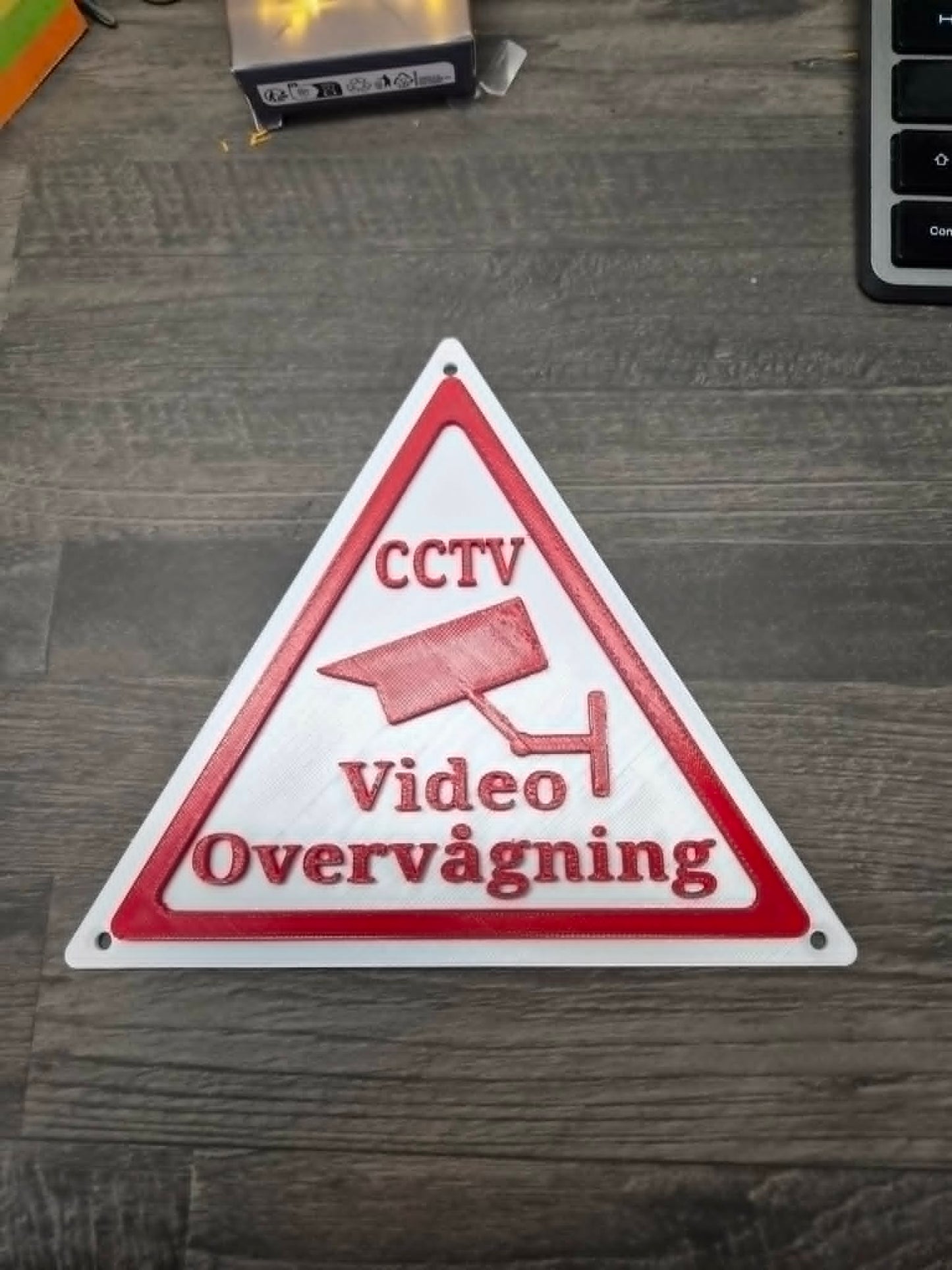 CCTV Skilt med huller